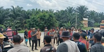Dinilai Merugikan, Tiga Desa Warga Demo PT.Permata Hijau Indonesia 