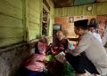 Kapolsek Lingga Bayu Serahkan Bantuan Sembako Pada Orang Tua Jompo di  Desa Huta Raja Ranto Baik