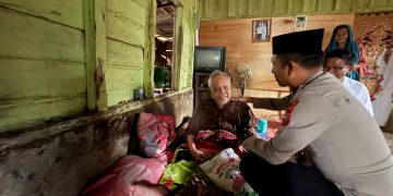 Kapolsek Lingga Bayu Serahkan Bantuan Sembako Pada Orang Tua Jompo di  Desa Huta Raja Ranto Baik