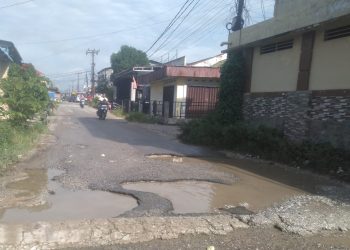 Dua Titik Jalan Poros Keluarga Rusak Parah, Warga Harap Pemerintah Segera Bertindak