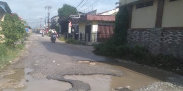 Dua Titik Jalan Poros Keluarga Rusak Parah, Warga Harap Pemerintah Segera Bertindak