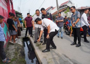Atasi Banjir Mabar, Rico Waas Instruksikan Normalisasi Drainase Demi Kenyamanan Warga dan Siswa
