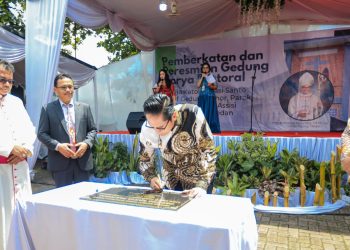 Resmikan Gedung Karya Pastoral Stasi St. Yosep, Rico Waas : Rawat Anak, Rawat Bangsa