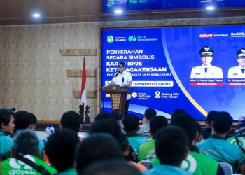 Rico Waas Serahkan Kartu BPJS Ketenagakerjaan untuk Ribuan Driver Ojol di Medan