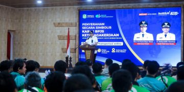 Rico Waas Serahkan Kartu BPJS Ketenagakerjaan untuk Ribuan Driver Ojol di Medan