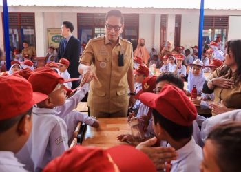 Rico Waas : Dari Meja dan Kursi Ini Akan Lahir Prestasi Anak-anak Medan