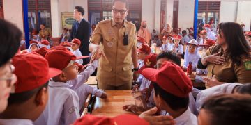 Rico Waas : Dari Meja dan Kursi Ini Akan Lahir Prestasi Anak-anak Medan