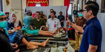 Rico Waas Bawa Keceriaan di Sunat Massal Sah-Rizki, 42 Anak Ikut dan Ibu Tunggal Terima Santunan