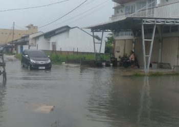 Dua Titik Jalan Poros Keluarga Tergenang Air Saat Hujan Deras, Pengguna Jalan Keluhkan Kondisi Ruas Jalan
