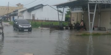 Dua Titik Jalan Poros Keluarga Tergenang Air Saat Hujan Deras, Pengguna Jalan Keluhkan Kondisi Ruas Jalan
