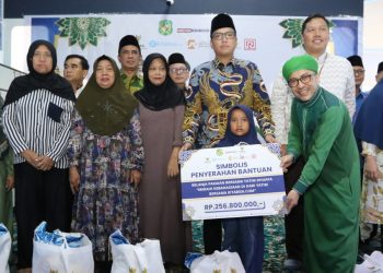 Peringati 10 Muharram, Rico Waas Ajak Anak Yatim Duafa Belanja Baju Baru