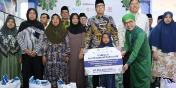 Peringati 10 Muharram, Rico Waas Ajak Anak Yatim Duafa Belanja Baju Baru