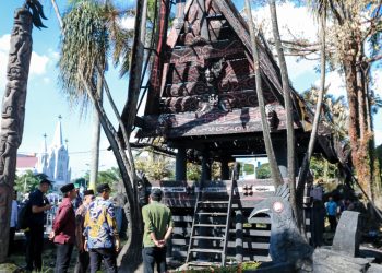 Tinjau Rumah Adat Sisingamangaraja Yang Terbakar, Rico Waas Pastikan Segera Dilakukan Perbaikan