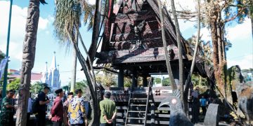 Tinjau Rumah Adat Sisingamangaraja Yang Terbakar, Rico Waas Pastikan Segera Dilakukan Perbaikan