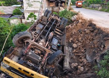 Diduga Akibat Proyek Jalan Yang Dibangun Asal Jadi, Satu Unit Mobil Truk Terguling Di Jalan Saonigeho KM 3 Kabupaten Nias Selatan