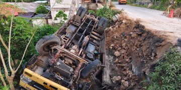 Diduga Akibat Proyek Jalan Yang Dibangun Asal Jadi, Satu Unit Mobil Truk Terguling Di Jalan Saonigeho KM 3 Kabupaten Nias Selatan