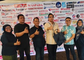 Rico Waas Kunjungi Stand PWPM di Bazaar Kuliner UMKM APEKSI 2026, Borong Produk Lokal dan Doakan Sukses