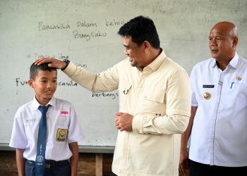 Perjuangan Pendidikan di Nias Utara, Gubernur Bobby Ubah Kelas Papan jadi Permanen