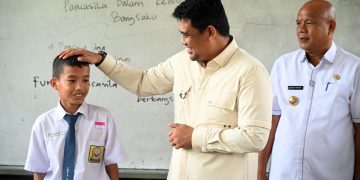 Perjuangan Pendidikan di Nias Utara, Gubernur Bobby Ubah Kelas Papan jadi Permanen