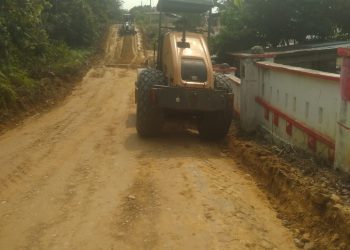 Perbaikan Jalan Desa Palas Dilakukan dengan Alat Berat