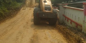 Perbaikan Jalan Desa Palas Dilakukan dengan Alat Berat