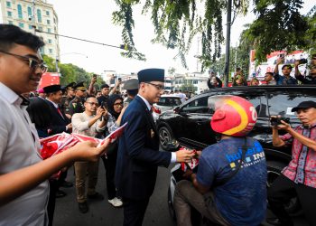 Kibarkan Semangat Kemerdekaan, Rico Waas dan Zakiyuddin Bagikan Bendera kepada Warga Kota Medan