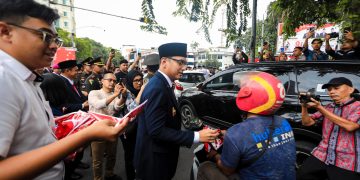 Kibarkan Semangat Kemerdekaan, Rico Waas dan Zakiyuddin Bagikan Bendera kepada Warga Kota Medan