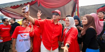 Rico Waas Berbaur Bersama Warga di Gebyar Kemerdekaan Medan Kota, Panjat Pinang Jadi Puncak Semarak dan Keseruan