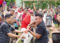 Hadir di Tengah Warga, Rico Waas Ikut Lomba Tarik Tambang