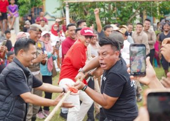 Hadir di Tengah Warga, Rico Waas Ikut Lomba Tarik Tambang