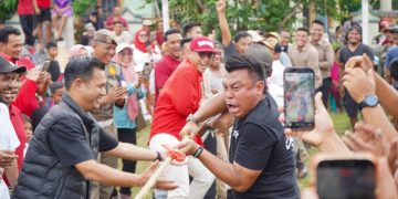 Hadir di Tengah Warga, Rico Waas Ikut Lomba Tarik Tambang