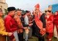 Upacara Penurunan Bendera HUT Ke- 81 RI Berlangsung Khidmat, Rico Waas Serahkan Tanda Kehormatan Satyalancana Karya Satya dari Presiden