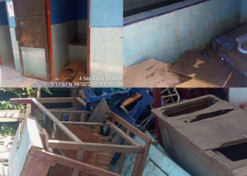 Kunjungan Wartawan di SMPN 2 Berastagi, Terlihat Pintu Kamar Mandi dan WC Yang Kurang Terawat