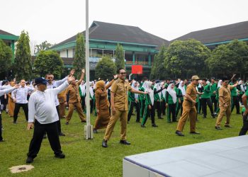Semangat Anak Indonesia Hebat Menggema di SMP Negri 1 Medan,   Mendikdasmen dan Rico Waas Senam Bersama Siswa 