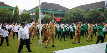 Semangat Anak Indonesia Hebat Menggema di SMP Negri 1 Medan,   Mendikdasmen dan Rico Waas Senam Bersama Siswa 