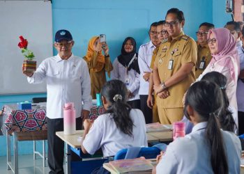 Bersama Mendikdasmen, Rico Waas Tinjau SMP Negeri16, Mebelair Rusak Diganti Tahun Ini