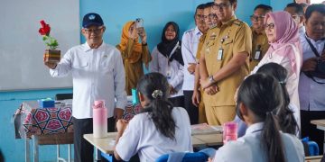 Bersama Mendikdasmen, Rico Waas Tinjau SMP Negeri16, Mebelair Rusak Diganti Tahun Ini