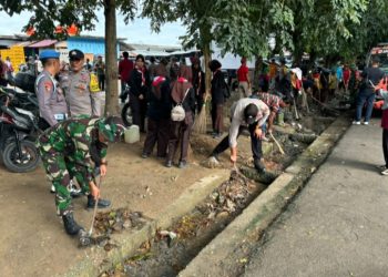 TNI KUAT BERSAMA RAKYAT – 140 PERSONEL TNI-POLRI DAN MASYARAKAT BERSIHKAN PASAR BARU PANGKALAN KERINCI