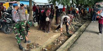 TNI KUAT BERSAMA RAKYAT – 140 PERSONEL TNI-POLRI DAN MASYARAKAT BERSIHKAN PASAR BARU PANGKALAN KERINCI