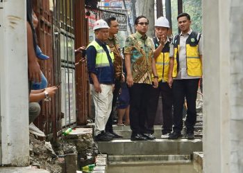 Turun Langsung di Tengah Hujan, Rico Waas Pastikan Pengerjaan Drainase Gaperta Berjalan Optimal