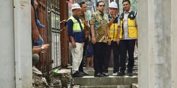Turun Langsung di Tengah Hujan, Rico Waas Pastikan Pengerjaan Drainase Gaperta Berjalan Optimal