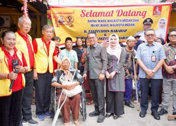 Zakiyuddin Ikut Ambilkan Makanan untuk Lansia di Jalan Lombok