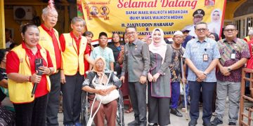 Zakiyuddin Ikut Ambilkan Makanan untuk Lansia di Jalan Lombok
