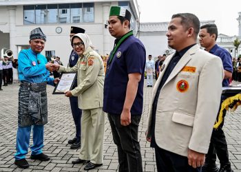 Hari Sumpah Pemuda ke-98, Wagub Surya Serahkan Penghargaan kepada Tujuh Organisasi Kepemudaan