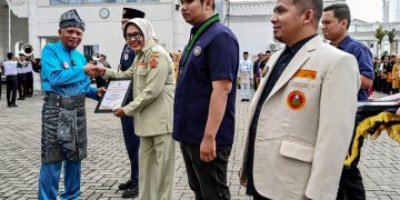 Hari Sumpah Pemuda ke-98, Wagub Surya Serahkan Penghargaan kepada Tujuh Organisasi Kepemudaan