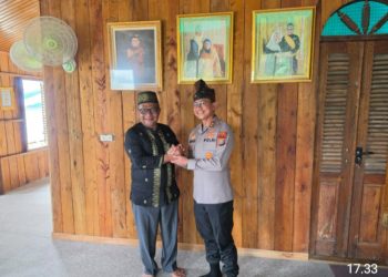 DIKENAKAN TANJAK ADAT, KAPOLRES PELALAWAN SILAHTURAHMI KE RUMAH SINGGAH DATUK ENGKU RAJA LELA PUTRA
