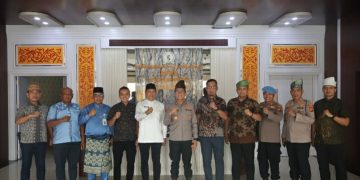 PERKUAT SINERGI LEGISLATIF, KAPOLRES PELALAWAN SILAHTURAHMI KE DPRD BUKA HOTLINE HALLO KAPOLRES