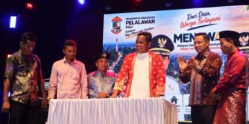 Bupati Zukri Tutup Malam Puncak Helat Pelalawan ke-27, Ribuan Warga Padati Lapangan