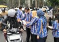 Peduli Kesehatan Warga di Tengah Kabut Asap, Bupati Deli Serdang Bagikan Masker kepada Pengguna Jalan