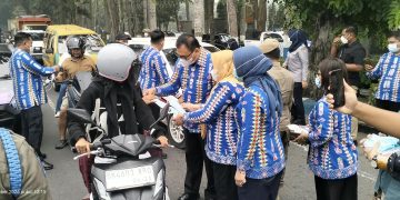 Peduli Kesehatan Warga di Tengah Kabut Asap, Bupati Deli Serdang Bagikan Masker kepada Pengguna Jalan